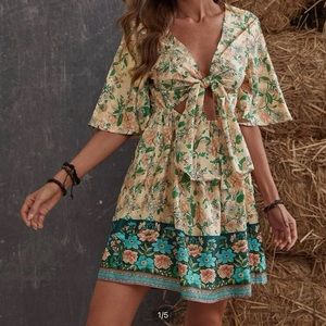All over floral print Knot-Bust-A line Dress 🌸 NEVER WORN✨ size L